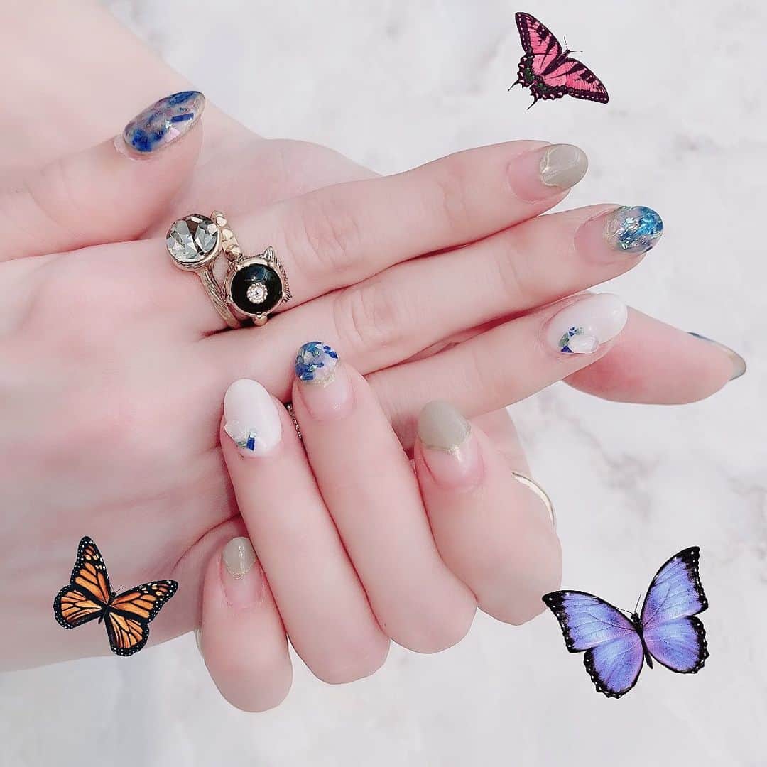 春咲ひなたのインスタグラム：「6月💅💎✨ イエベだから青選ぶ事少ないんだけど 思った以上に可愛い( ´,,•ω•,,`)♡ シェルがお客様人気高いのも納得💡 お得なクーポン出してるので 是非使ってくださいねー☺️💜✨✨ . #ネイル#夏ネイル#シェルネイル#爽やか#シンプル#かわいい#お気に入り#東京#新宿#歌舞伎町#キャバ嬢#もはや#元キャバ嬢#アジアンクラブ#マツエク#アイリスト募集中#春咲ひなた#YouTube#youtuber#新米#ゆーちゅーばー . YouTubeに関する問い合わせ先♡  株式会社YEEELL 〒150-0002  東京都渋谷区渋谷3-27-11 祐真ビル新館5F  info@yeeell.jp」
