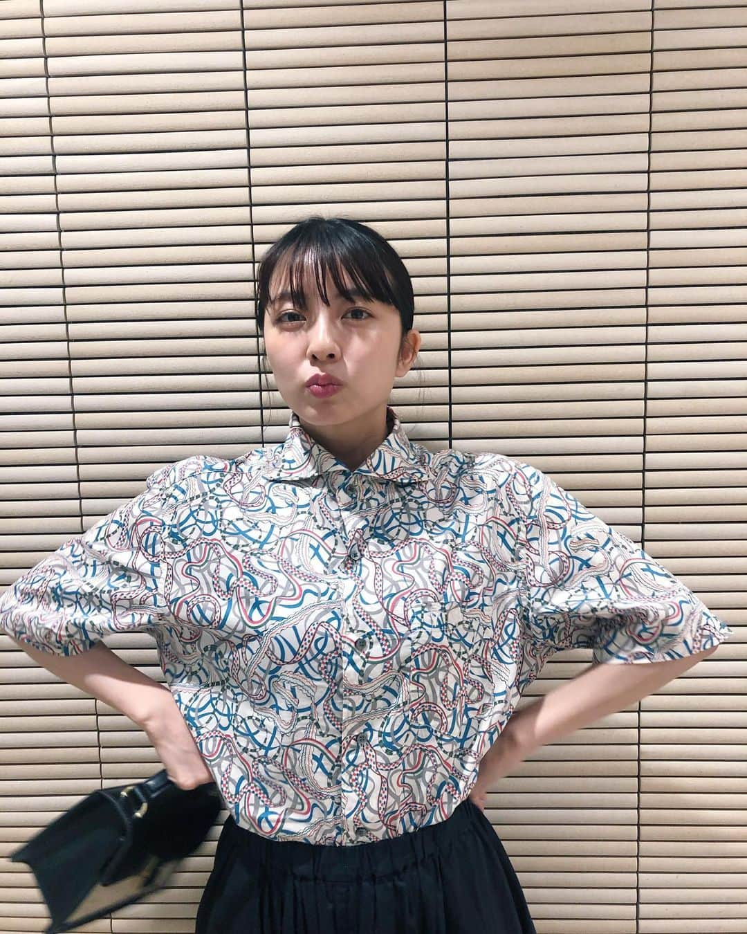 小島梨里杏さんのインスタグラム写真 - (小島梨里杏Instagram)「お父さんのおふるシャツかわいい。 程よく袖が長いところがぐっど👨🏻☝🏻🧵」6月27日 21時52分 - r_riria