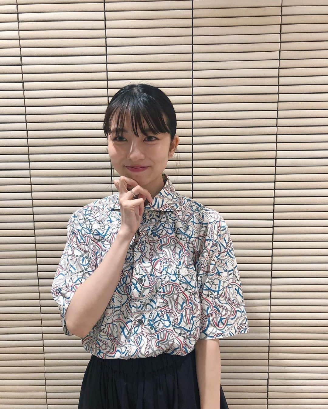 小島梨里杏さんのインスタグラム写真 - (小島梨里杏Instagram)「お父さんのおふるシャツかわいい。 程よく袖が長いところがぐっど👨🏻☝🏻🧵」6月27日 21時52分 - r_riria