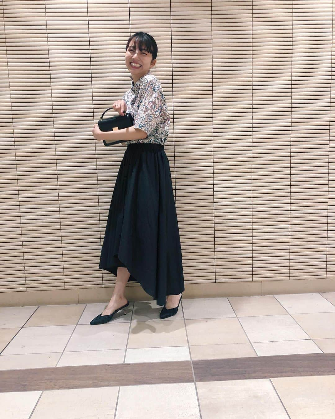 小島梨里杏さんのインスタグラム写真 - (小島梨里杏Instagram)「お父さんのおふるシャツかわいい。 程よく袖が長いところがぐっど👨🏻☝🏻🧵」6月27日 21時52分 - r_riria