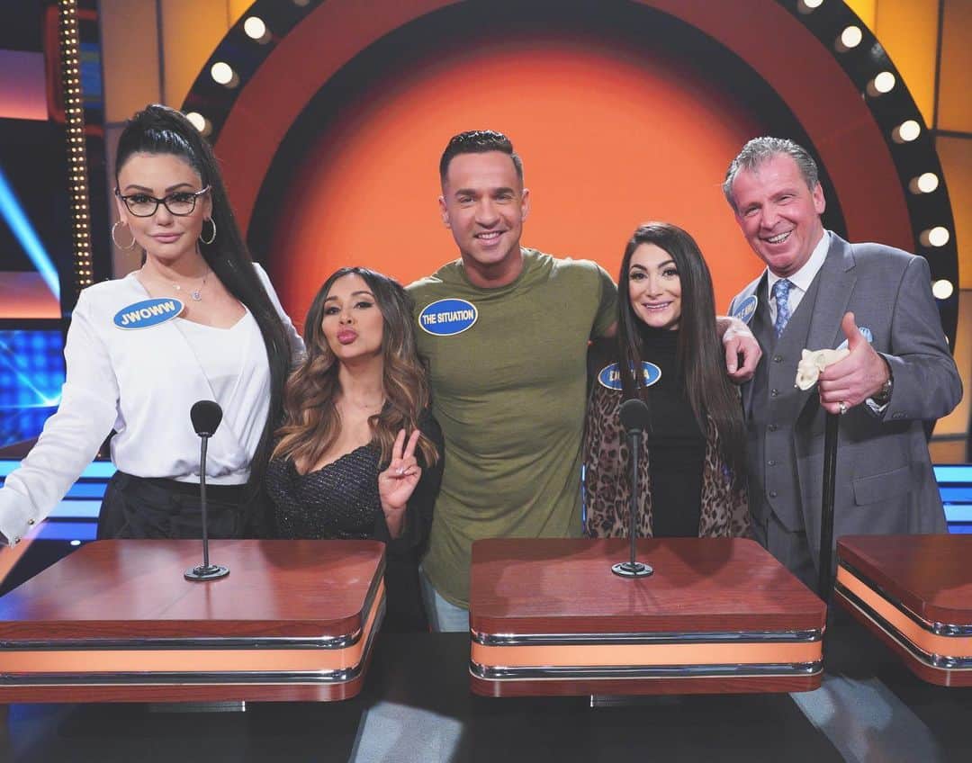 ニコール・ ポリッツィのインスタグラム：「FAMILY FEUD with the fam!! Sunday 8pm on ABC 🙏🏽💋」