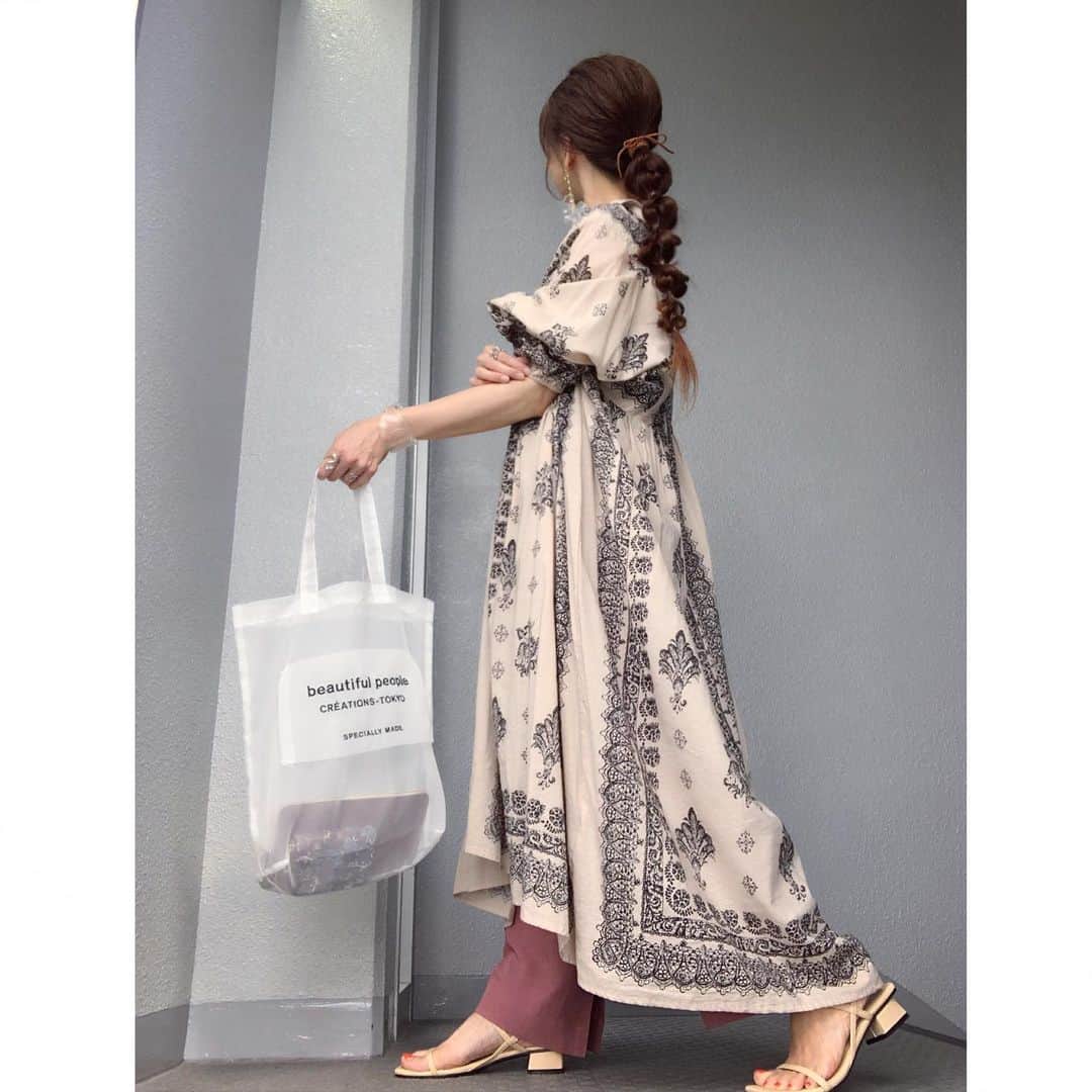 のインスタグラム：「⋆*❁*⋆*❁*⋆*❁*⋆*❁*⋆*❁* ・ ・ ピンクのパンツがちゃんと見えるように、ｽﾝｯ( ˙꒳​˙ )と襟抜きしてます💨 カラーパンツにばっかり目がいく今日この頃💙💚💛💜❤ ・ ・ ・ ・ dress➸#craftstandardboutique  pants➸#beautyandyouth  @magaseek(503047537) #magasta bag➸#beautifulpeople  sandals➸#basementonline  pierce➸#matildarose  bangle➸#todayful ・ ・ ・ ・  #code  #coordinate #ootd #outfit  #mylook #ママ #コーデ  #mineby3mootd #like4like #お洒落さんと繋がりたい #ビュースタグラマー #ponte_fashion #chao_app  #156cm #156cmコーデ #magasta2006 @magaseek」