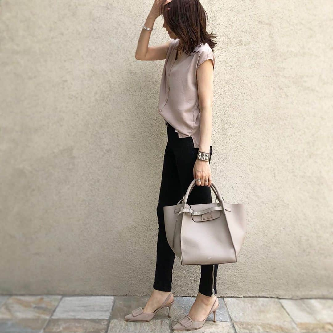 akko3839さんのインスタグラム写真 - (akko3839Instagram)「﻿ ﻿ beige×black﻿ ﻿ テロンとしたサテン素材が﻿ 気持ちブラウス﻿ 前後どちらでも着られる2wayタイプ﻿ ﻿ ﻿ ﻿ ﻿ top @urs_official　﻿ bag #celine pants #sysorus﻿ mule #manoloblahnik﻿ ﻿ ﻿ ﻿ ﻿ ﻿ ﻿ ﻿ ﻿ #前後2wayサテンブラウス﻿ #urs_official#urs_styling﻿ #ユアーズ#コーデ#コーディネート」6月27日 21時59分 - akko3839