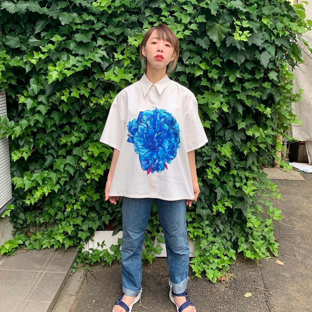 中村涼子さんのインスタグラム写真 - (中村涼子Instagram)「『心に咲き乱れるは、芍薬の花』 メンズBlue  色味を変更して全体の色合いを青にしてみた芍薬の花。 こちらは 夏っぽい麻の生地にプリントしました。 麻の生地自体は漂白されていないので、ベージュがかっているのですが、プリントはこんなにも発色がいい…😇 サイズはメンズのMくらい、丈少し短め、となっております👨‍🎤 #手作り服 #芍薬」6月27日 22時00分 - nakamuraryoko56