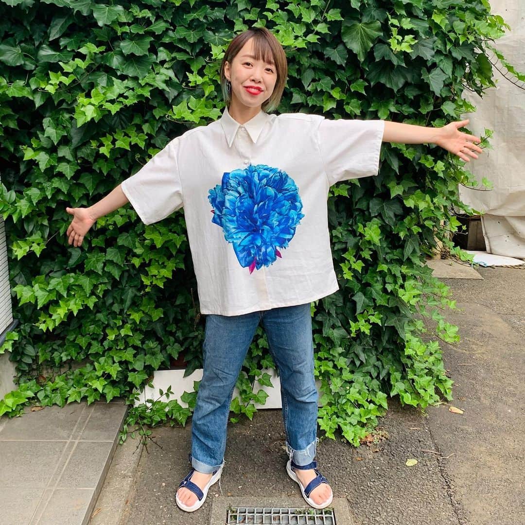 中村涼子さんのインスタグラム写真 - (中村涼子Instagram)「『心に咲き乱れるは、芍薬の花』 メンズBlue  色味を変更して全体の色合いを青にしてみた芍薬の花。 こちらは 夏っぽい麻の生地にプリントしました。 麻の生地自体は漂白されていないので、ベージュがかっているのですが、プリントはこんなにも発色がいい…😇 サイズはメンズのMくらい、丈少し短め、となっております👨‍🎤 #手作り服 #芍薬」6月27日 22時00分 - nakamuraryoko56