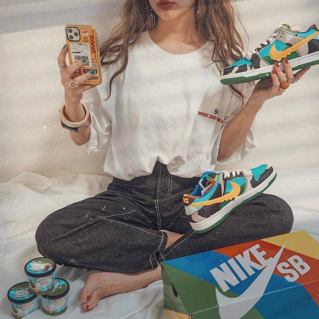 MINEさんのインスタグラム写真 - (MINEInstagram)「とってもポップで可愛いスニーカーは BEN & JERRY’S × NIKE SB DUNK LOW PRO "CHUNKY DUNKY"のコラボアイテム🍒 . . . 白Tシャツにデニムのシンプルコーデのアクセントになってとっても映えるカラーですね！ . . @natsupoo さん 可愛いアイテムのご紹介ありがとうございます！ . . . . #mineby3mootd #mineプチプラ部  #benandjerrys#chunkydunky#nikesb#snkrs #スニーカー女子 #シンプルコーデ #コラボアイテム #ナイキスニーカー  #ナイキスニーカー女子  #ナイキダンク #きょコ #大人カジュアル #大人カジュアルコーデ #スニーカー好き #ストリート系女子 #今日のコーデ #ストリートコーデ #デニムコーデ #メンズtシャツコーデ」6月27日 21時56分 - mineby3m