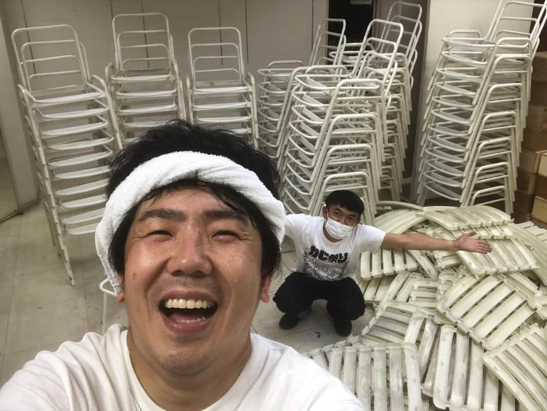 のインスタグラム：「‪今日はかじ笑店で椅子磨きをしてきました。‬ ‪大木亀丸が手伝ってくれました。‬ ‪香川の子供達で、この椅子に、色塗りするイベントなんかしたら子供にとって楽しい思い出になるんかなぁ〜なんて考えてます٩( ᐛ )و‬ ‪⁦‪#かじ笑店‬⁩‬」