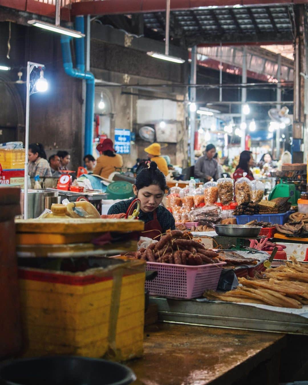 Shunsuke Miyatakeのインスタグラム：「A dry goods store at the market, Siemreap, Cambodia.」