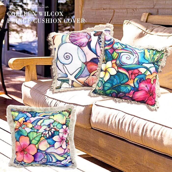 ラレイアのインスタグラム：「🌺 おうちでALOHAを感じられる Colleen Wilcoxアートデザインのクッションカバー😊💓 ・ 再入荷の予定はなかったのですが、再販をご希望のお声が多かったので今回再入荷が決定👏🤎 ・ ・ #楽天 にてご予約開始しております！ ぜひお見逃しなく☺️✨ ・ ・ ・ ---La Leia Precious Life(ラレイア)--- @laleia_official ・ 楽天市場店 https://www.rakuten.co.jp/laleia-p-life/ ・ au wowma店 https://wowma.jp/user/52666346 ・ Yahooショッピング店 https://shopping.geocities.jp/laleia-p-life/ ・ ・ @laleia_official  @colleenwilcoxgallery_jp  #colleenwilcox#art#hawaii#aloha#surf#beach#laleia#ハワイ#フォトジェニック#インスタ映え#インスタ女子#アロハ#ビーチ#海を感じる雑貨#ラレイア#アート#ビーチガール#サーフスタイル#大人カジュアル#インテリア #コリーンウィルコックス#ギフト#プレゼント#クッションカバー」
