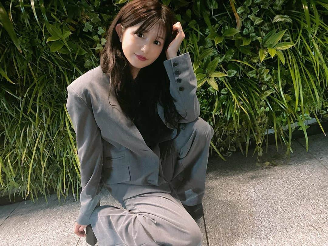 谷川愛梨のインスタグラム：「: 一目惚れしてgetしたお洋服💭 お洒落なスーツ感〜 大人っぽくて可愛いねって とても好評だったので嬉しいっ☺️✨ . 東京ヒルズクリニックさんで 月1のメンテナンスをして頂きました🐣 通い始めてからみるみる調子がよくなってて感動🥺✨ いつもありがとうございます♡♡ . 髪色抜けてきたから そろそろ美容室行かなくちゃなぁ✂︎ 最近はすっかり黒髪ロング派です👩🏻」