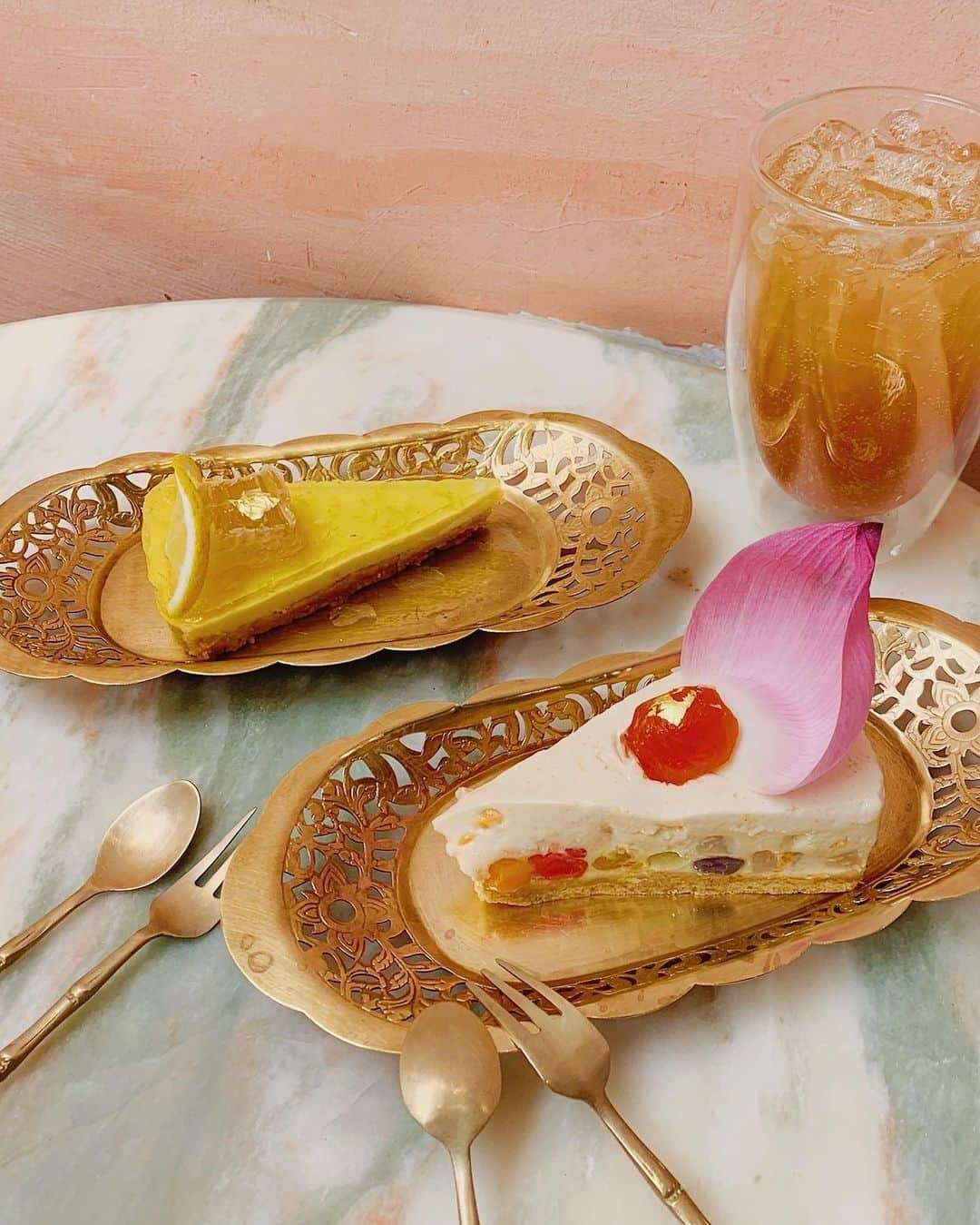 松本未夢さんのインスタグラム写真 - (松本未夢Instagram)「CUTE COCONUT CAKE AND LEMON CHEESECAKE 🥥🍋💗 . . . . . #ขนม #ขนมน่ารัก #กาแฟ #bangkokcafe #bangkok #bangkoklife #thailand #cafe #cake #バンコク生活 #バンコクカフェ #タイ #インスタ映えスポット」6月27日 22時17分 - miiimuuu_chan