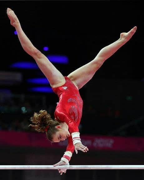 ジェニファー・ピンチズのインスタグラム：「#handstandday #internationalhandstandday」