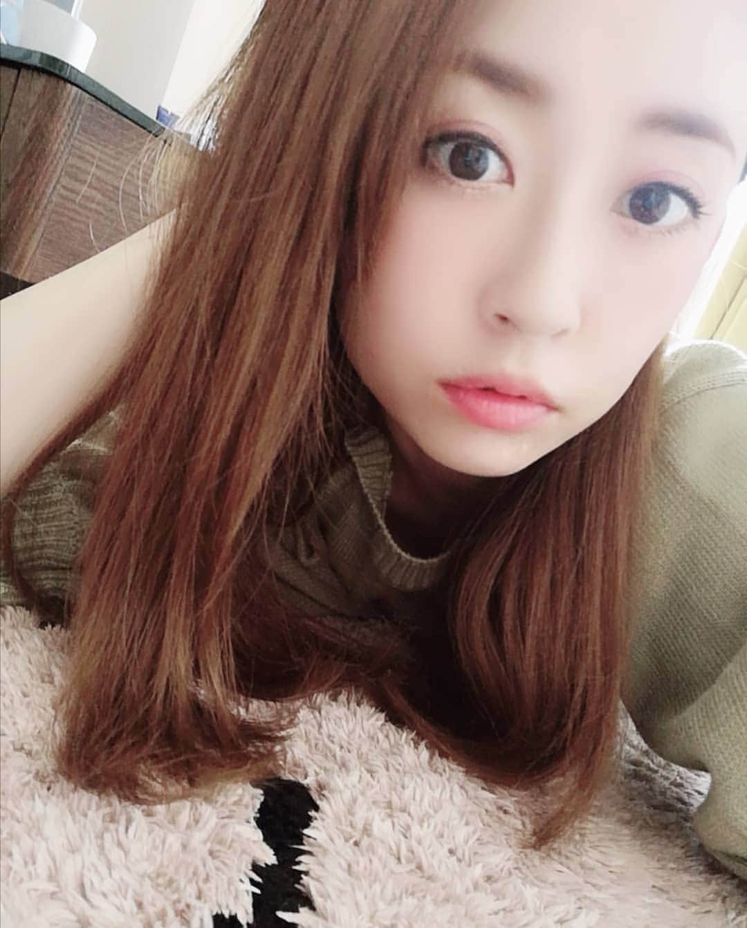 山上紗和 のインスタグラム：「今週も１週間ありがとうございました🌛  今後は、#新型コロナウイルス が#収束 しても、お店の#営業時間 を変更して営業していきたいと思います。 (月)～(木)17時～24時 (金)(土)19時～ラスト  週末は、お客様のご予約や、来店状況によりオープンもラストも時間変動させてもらいます👩‍🎤 ※平日の夜中の営業はもう辞めます❗  #六本木 #barMoon」