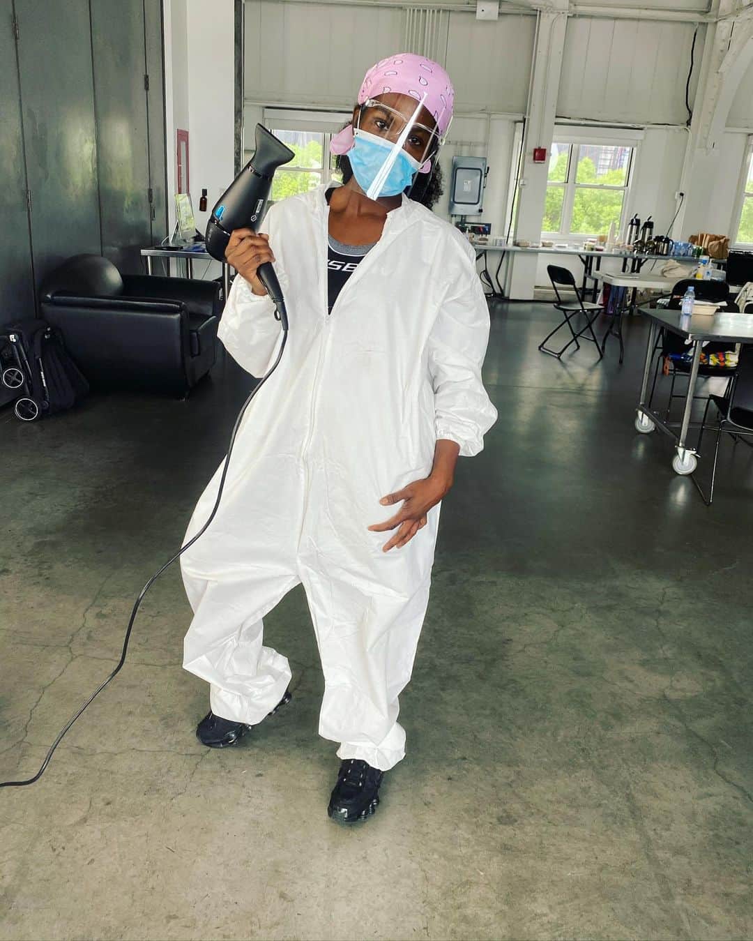 Lacy Redwayさんのインスタグラム写真 - (Lacy RedwayInstagram)「Back to work 🥴.... but the way @naomi  taught me 🦠 🙅🏾‍♀️ #PPE」6月27日 22時10分 - lacyredway