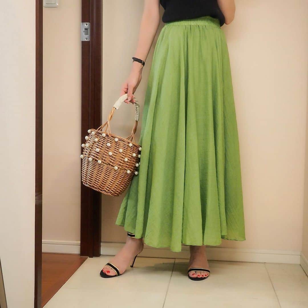 星玲奈さんのインスタグラム写真 - (星玲奈Instagram)「先日の👗 綺麗なグリーンに一目惚れした　@fifth_store のスカート😍 たっぷりとした長さといい、シルエットといい 素材感といい これはかなりお値段以上😮✨ しかも今、60%offのクーポンが使えましたよ💓他のカラバリもいい色合いだったな🥰 skirt#fifth#fifthtl#フィフス#楊柳カラーフレアスカート  top#LAppartment#アパルトモン bag#stellarhollywood #ステラハリウッド#ステハリ ・ #coordinate#fashion#outfit #ootd#instafashion#mamafashion#mamacoordinate #ママコーデ#コーデ#コーディネート#ファッション#プチプラ」6月27日 22時10分 - reinahoshi1015