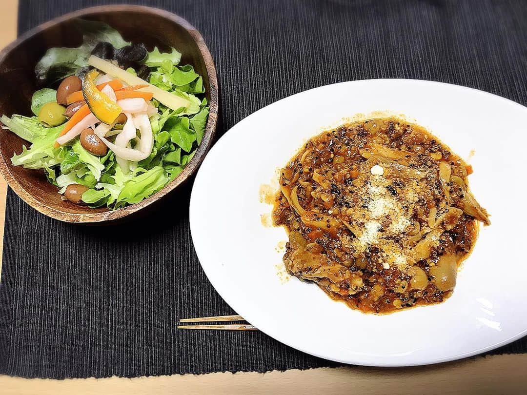 のインスタグラム：「today's dinner🍽  大好きポンラパスのリーフレタスと @yoshida_shaker の ピクルスのサラダ🥗  昨日から煮込んでおいた、 レトルトパスタソースで作った、盛り盛りきのこ🍄とミックスキヌア、ミックスビーンズと豚のスペアリブの煮込み？😂 レトルトパスタソースに、スパイスたくさん入れて私味😂  ごちそうさまでした😋  #晩ごはん #おうちごはん #レトルトパスタソース #オリジナルの味変 #サラダ #きのこ #もりもり #炊飯器レシピ #煮込み料理」
