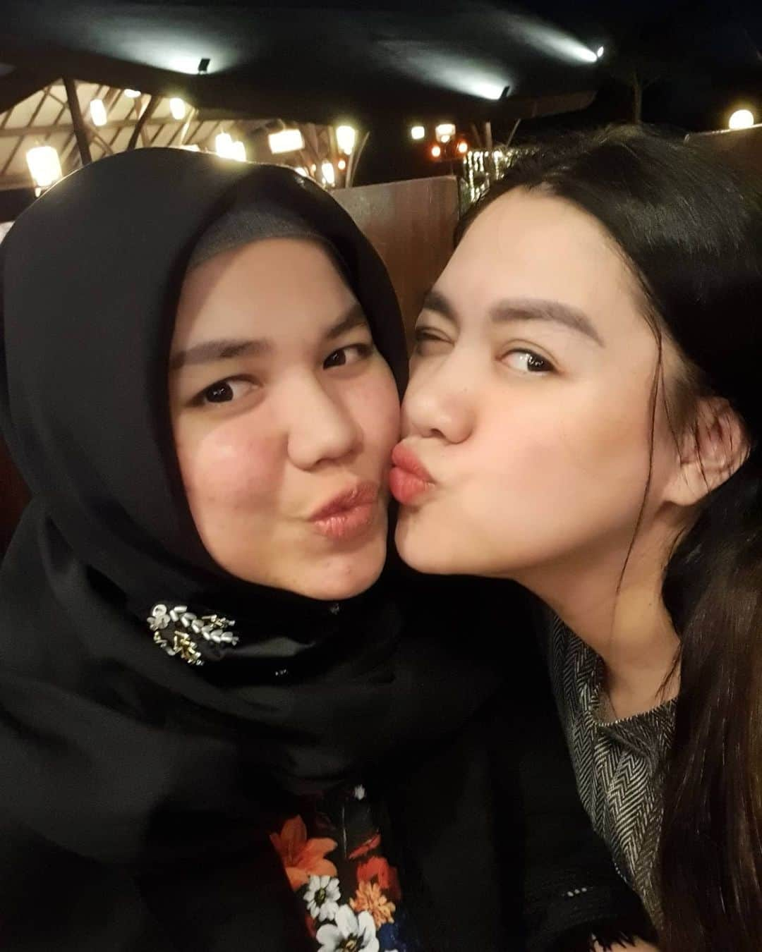 Vicky Shuさんのインスタグラム写真 - (Vicky ShuInstagram)「Selamat ulang tahun adek aku yang kedua tersayang tercinta. Ibuu polwan @natashayudhasoka. Bundanya Fillio dan Aisyah. Wish you all the best. Cieee yang udah langsing duluaaann. Tungguin ekeu nyusuull hahahaha. Love you ❤❤❤」6月27日 22時11分 - vickyshu