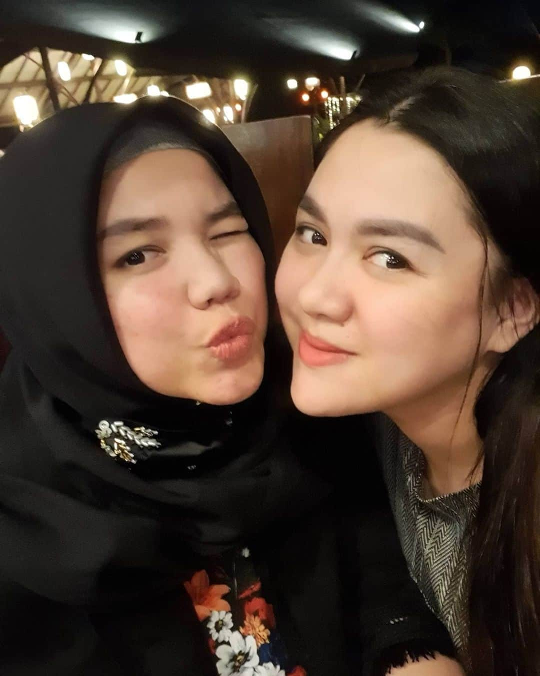 Vicky Shuさんのインスタグラム写真 - (Vicky ShuInstagram)「Selamat ulang tahun adek aku yang kedua tersayang tercinta. Ibuu polwan @natashayudhasoka. Bundanya Fillio dan Aisyah. Wish you all the best. Cieee yang udah langsing duluaaann. Tungguin ekeu nyusuull hahahaha. Love you ❤❤❤」6月27日 22時11分 - vickyshu