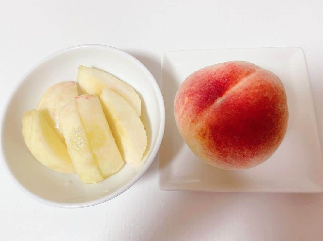 西村志野さんのインスタグラム写真 - (西村志野Instagram)「＊ えびと並んで私の大好きなもの、桃。 ＊ スーパーで美味しそうに並んでいて 誘惑に負けました😂💕 はあおいしい。 ＊ #桃 #桃好き #peach #fruits #favorite  #🍑 #果物 #癒し #フルーツ好き」6月27日 22時11分 - shinonishimura_
