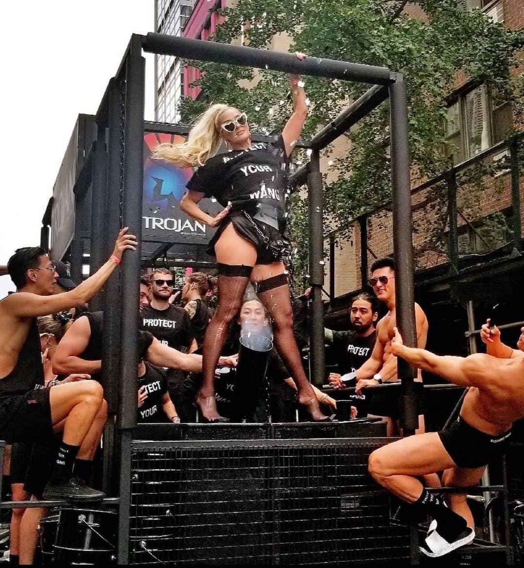 アレキサンダー・ワンのインスタグラム：「“There’s nothing like NYC pride! The energy in the streets and throughout the city was magic! Usually I’m on stage performing, but this time I got to take it all in and have some fun with Alex and his boys! I was hungover for 2 days... and it was worth it.” - Erika Jayne⁣ -⁣ Pride in one post by @theprettymess, entertainer」