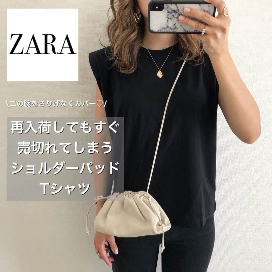 Miyoのインスタグラム：「2020.6.27 ・ ZARAで大人気のTシャツ🤍(動画有り▷) 昨日再入荷の連絡に気付いて即購入‼︎ 数分後には完売してました😳 それにしても昨日購入して今朝届くってすごい🙌🏻✨ ホワイトも今日運良くGETできました🥰♥️ 肩にパッドが入っていて肩まわりのボリュームを出してくれるので、二の腕をさりげなくカバーしてくれます👌🏻 ・ ショルダーパッドTシャツ…#ZARA デニム・ピアス…#ザラ バッグ…#bottegaveneta ・ ・ #ZARA購入品#ザラコーデ#ザラジョ#夏コーデ#ノースリーブ#ヘアアレンジ#今日のコーデ#ママコーデ#ママファッション#プチプラコーデ#プチプラファッション#着回しコーデ#シンプルコーデ#カジュアルコーデ#デニムコーデ#30代コーデ#大人カジュアル#大人可愛い#きれいめコーデ#お洒落さんと繋がりたい」