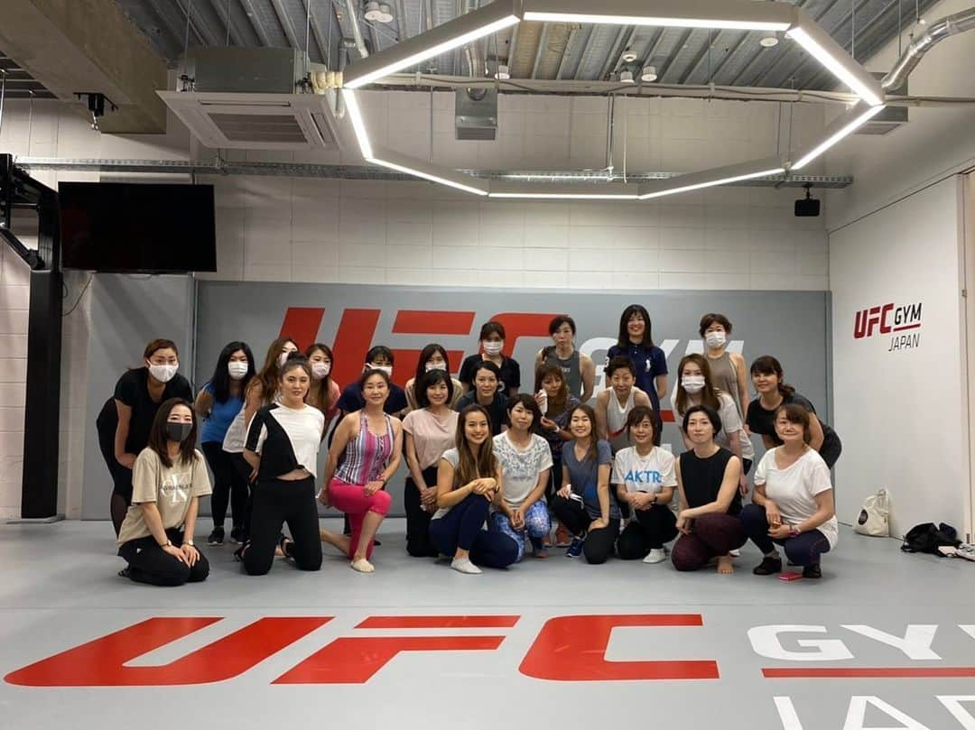 岡部友さんのインスタグラム写真 - (岡部友Instagram)「ufcgym(@ufcgymjp )イベントがありました！集まってくれた皆さんありがとうございました♡今回はオンラインとライブこ二つの方法で参加可能でした！ オンラインということもあり海外からも参加してくれた方が何名かいらっしゃいました♡  最初不手際があり申し訳なかったのですが伝えたいメッセージが伝わっていたら嬉しいです！  そしてUFCジムスタッフの皆さんも、準備ありがとうでした♡  今回は食事と運動により心も体もいつでも戦闘モードの身体の作り方について。  知識をつけると世の中の見え方が変わる！あとは行動するのみ！  痩せる痩せないではなく、細胞を磨く食事管理をしたいですね。  私の渾身の一撃食事動画はスパイスアップスクールでも見れます！ (プロフィールから是非遊びにきてね！) #スパイスアップフィットネス #spiceupfitness #spiceupschool #岡部友 #免疫力アップ #美尻トレーニング #桃尻トレーニング」6月27日 22時19分 - tomo_fitness