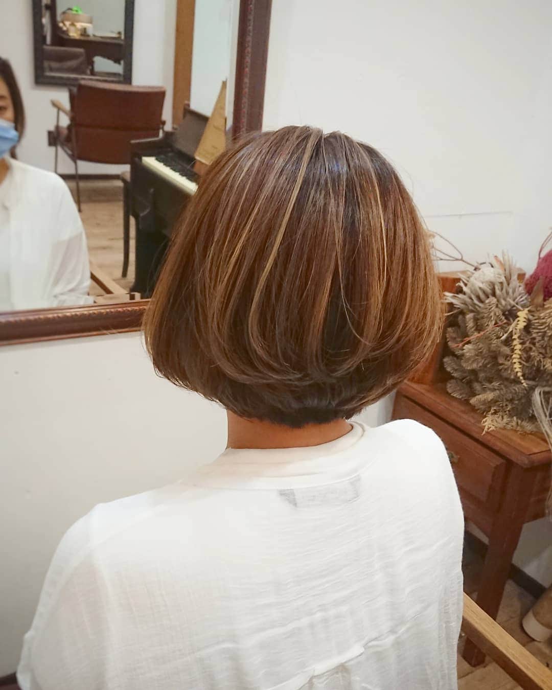 nest hairsalonさんのインスタグラム写真 - (nest hairsalonInstagram)「. 他県から来ていただいているお客さま。 この自粛中、伸びに伸びてしまった髪をスッキリカット。 バレイヤージュ＋ハイライトでより軽やかなボブに。 髪と一緒に気分も軽く。  #横浜美容室#ヘアサロン#ヘアエステ#美容室#ボブ#カラーリング#横浜#横浜元町#元町#石川町#nest#nesthairsalon」6月27日 22時20分 - nest_hairsalon
