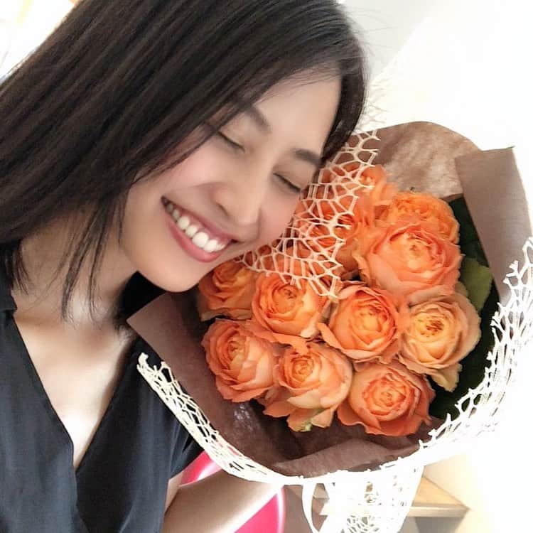前田友香さんのインスタグラム写真 - (前田友香Instagram)「﻿ ﻿ 喜んでいるワイ🤣🤣🤣🤣🤣🤣🤣﻿ ﻿ ﻿ #happy﻿ #thankyou﻿ ﻿ ﻿ ﻿ #花束﻿ #フラワー﻿ #flower﻿ #orange﻿ #サプライズ﻿ ﻿ ﻿ ﻿ ﻿ ﻿ ﻿ ﻿」6月27日 22時22分 - yukamaeda.maeyuka