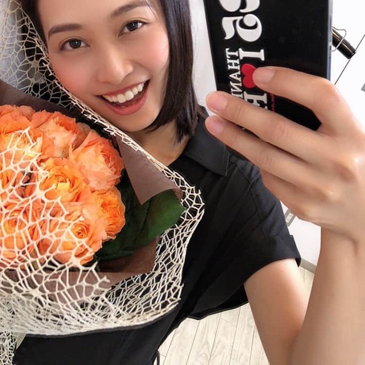 のインスタグラム：「﻿ ﻿ 喜んでいるワイ🤣🤣🤣🤣🤣🤣🤣﻿ ﻿ ﻿ #happy﻿ #thankyou﻿ ﻿ ﻿ ﻿ #花束﻿ #フラワー﻿ #flower﻿ #orange﻿ #サプライズ﻿ ﻿ ﻿ ﻿ ﻿ ﻿ ﻿ ﻿」