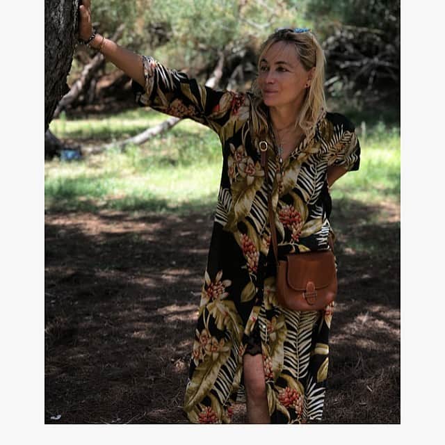 エマニュエル・ベアールのインスタグラム：「#toulon ☀️ #southoffrance ... Have a great #weekend thank you @oliviaclergue 👜 #emmanuellebeart」