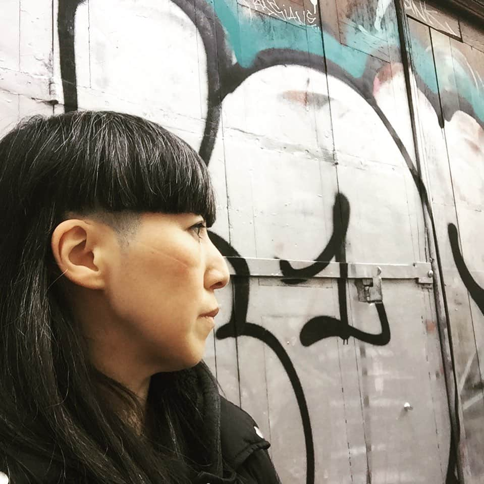 大森美希さんのインスタグラム写真 - (大森美希Instagram)「Cloudy Saturday☁️ 顔にしっかりマスクの跡が…😷 昨夜はニューヨークに住んでいた時に通っていた日本人のための英語発音矯正のクラスを約1年ぶりにオンラインで受講。久しぶりに先生に会えて嬉しかった。  ちなみに私の英語は日本語訛りと仏語訛りが混じっていてなかなか個性的なのだ。 #pariswalk #hairstyle #paris #parisstyle #coiffure #fashion #mode #paris #hair #greyhair #style #selfie #selfportrait #wallart #streetart #ヘアスタイル #刈り上げ #刈り上げ女子 #スタイル #ファッション #パリ #モード #パリ生活 #パリところどころ #海外生活 #白髪 #グレーヘア #グレイヘア #ストリートアート #セルフィー #パリ散歩」6月27日 22時25分 - mikiomori_