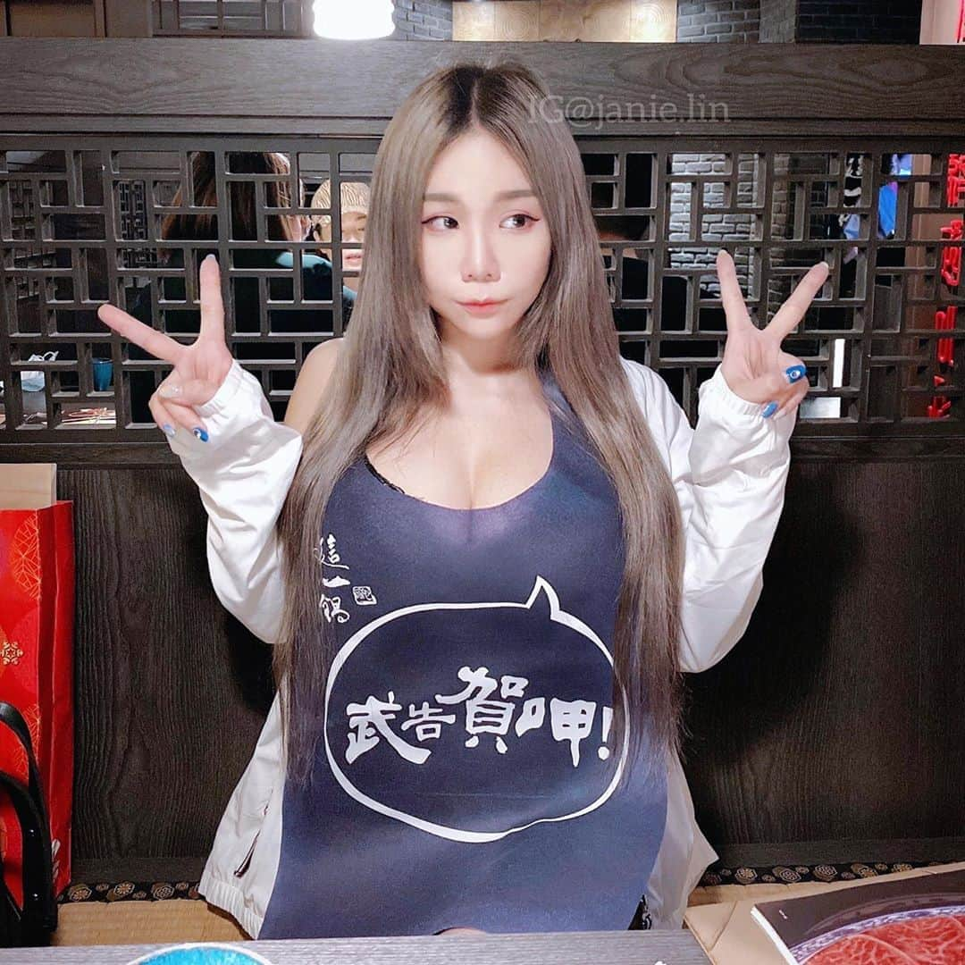 泥泥林さんのインスタグラム写真 - (泥泥林Instagram)「✌🏻Yeah✌🏻 我愛火鍋🍲I love hotpot. - #吃貨泥泥 #火鍋 #插畫家 #youtube #🔍 #魔術channel」6月27日 22時27分 - janie.lin