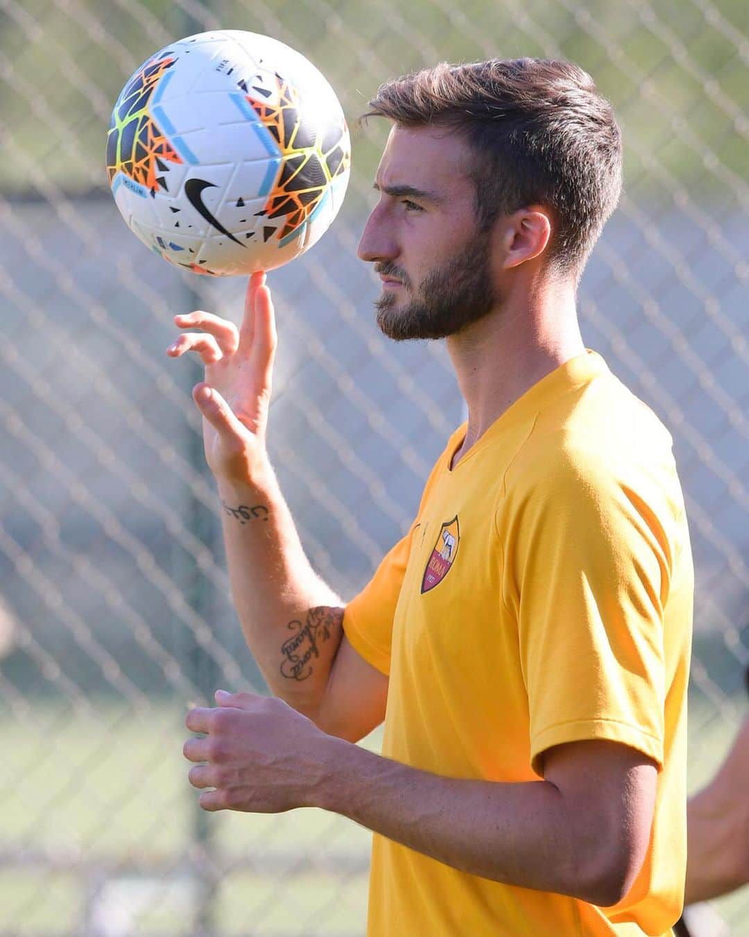 ASローマさんのインスタグラム写真 - (ASローマInstagram)「All 👁👁 on #MilanRoma! 🔜⁣ ⁣ #ASRoma 🐺 @bryancristante」6月27日 22時30分 - officialasroma