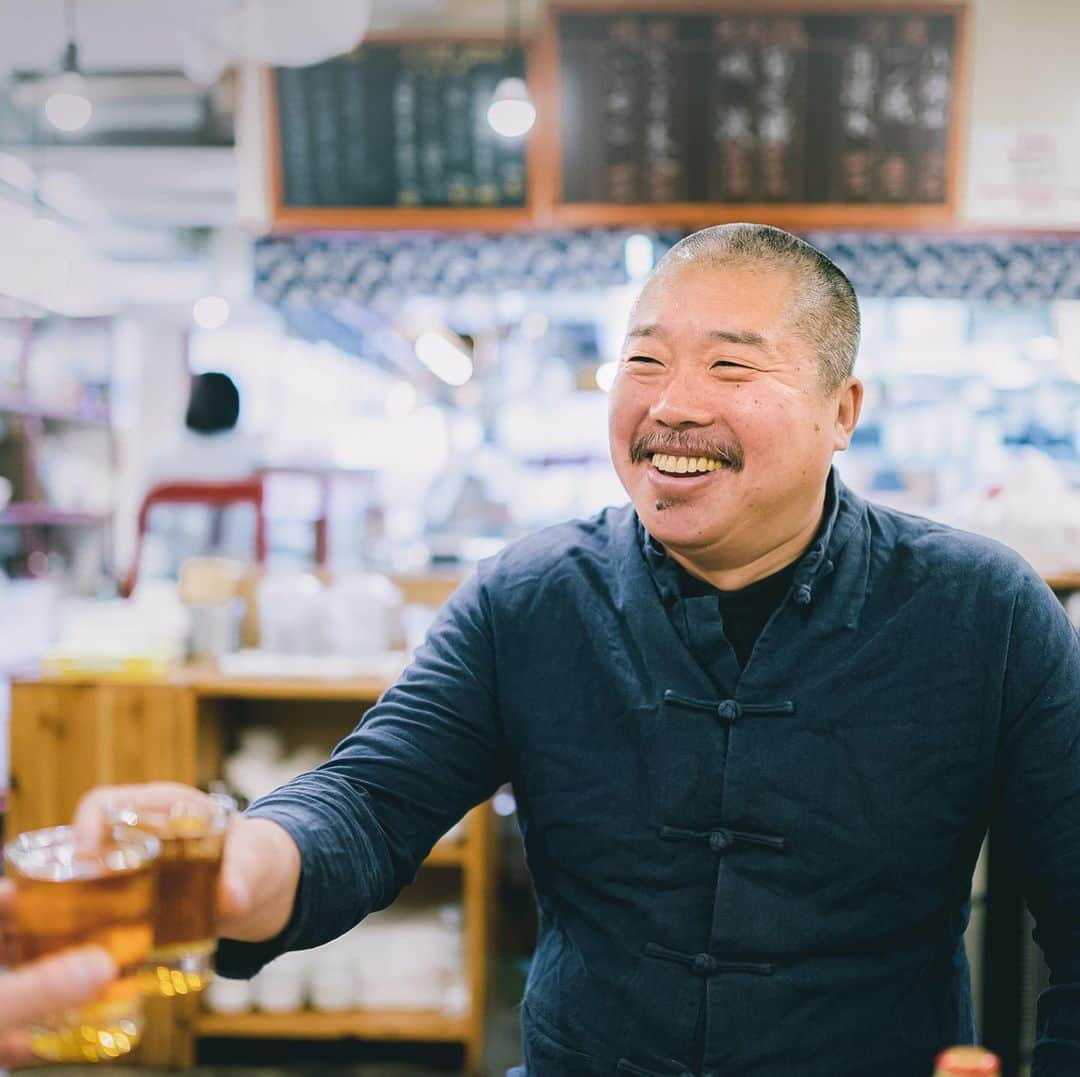 KitchHikeのインスタグラム：「老酒舗「フェンネル × ラム肉の水餃子」販売スタート！ 👉詳しくはプロフィールURLから。  今だけ購入特典として、味坊の秘密ラボのツアー@オンラインに無料ご招待！  オーナー梁さんと一緒に、水餃子と白酒で乾杯しよう！ ＝＝＝＝＝＝＝＝＝＝＝＝＝＝＝＝＝＝ ▼商品名 ラム肉の水餃子（フェンネル / 春菊）各15個（計30個）とおつまみセット「中国東北 餃子文化包」 ▼販売情報 ・販売開始：6/27(土)12:00〜 ・販売数量：第２弾50セット ・購入特典：オンラインイベント無料ご招待 ＝＝＝＝＝＝＝＝＝＝＝＝＝＝＝＝＝＝ #老酒舗 #老酒舗御徒町 #味坊 #水餃子 #餃子 #餃子文化包 #中華料理大好き #キッチハイク #kitchhike #味坊集団 #干豆腐 #葱油 #白酒 #ラム肉 #羊肉 #羊肉串 #フェンネル #春菊 #ハーブ」