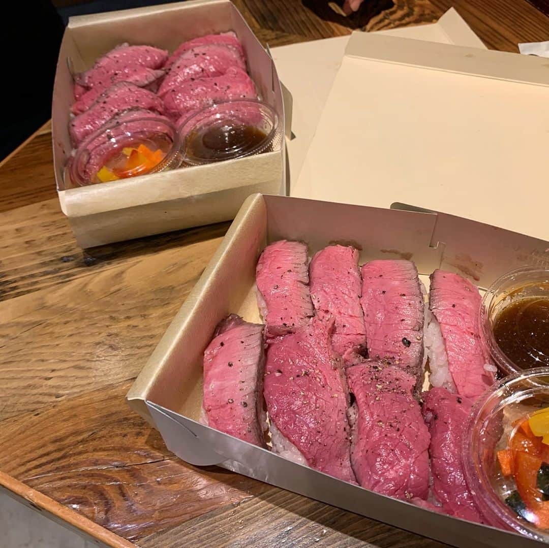 りょうくんグルメさんのインスタグラム写真 - (りょうくんグルメInstagram)「【渋谷　ランプキャップ】 ローストビーフ寿司！！！ ㅤㅤㅤㅤㅤㅤㅤㅤㅤㅤㅤㅤㅤ 🏠#渋谷　#ランプキャップ 🚶‍♂️渋谷駅京王井の頭線徒歩3分 ローストビーフ寿司(¥1000)  テイクアウト限定で始まったローストビーフ寿司。 8かん入った肉寿司、ローストビーフに合うソース、ピクルスが入ってる。 ㅤㅤㅤㅤㅤㅤㅤㅤㅤㅤㅤㅤㅤ 噛みごたえのあるお肉。 寿司になることにより丼より食べやすいしうまい。 これで千円とかまじコスパ良し。  酢飯じゃないけどソースが酸味ある系だから酢飯かと思った笑 ㅤㅤㅤㅤㅤㅤㅤㅤㅤㅤㅤㅤㅤ テイクアウトのローストビーフ寿司の他に通常ランチもやってるお店。 そっちもお肉メイン系のランチ。 店内は広くて綺麗雰囲気よし。 お客さんは渋谷で働いてる人たちって感じ。 カウンターあるからお一人様もしやすい 店員さんもめっちゃフレンドリーで親切。 ㅤㅤㅤㅤㅤㅤㅤㅤㅤㅤㅤㅤㅤ ローストビーフ寿司はテイクアウトメニュー！ お店の状況みて中でも食べれるかもしれないって言われたけど、テイクアウト前提で行くのがいいって！ ㅤㅤㅤㅤㅤㅤㅤㅤㅤㅤㅤㅤㅤ ちなみにテイクアウトは税込1000円 店内は10%プラスだって！ ㅤㅤㅤㅤㅤㅤㅤㅤㅤㅤㅤㅤㅤ 美味しかったまた食べたい！ ローストビーフ寿司しか勝たん！ オススメ！ ㅤㅤㅤㅤㅤㅤㅤㅤㅤㅤㅤㅤㅤ 渋谷　RUMP CAP 東京都渋谷区道玄坂1丁目3-6  11:30〜14:00 17:00〜23:30」6月27日 22時36分 - uryo1113