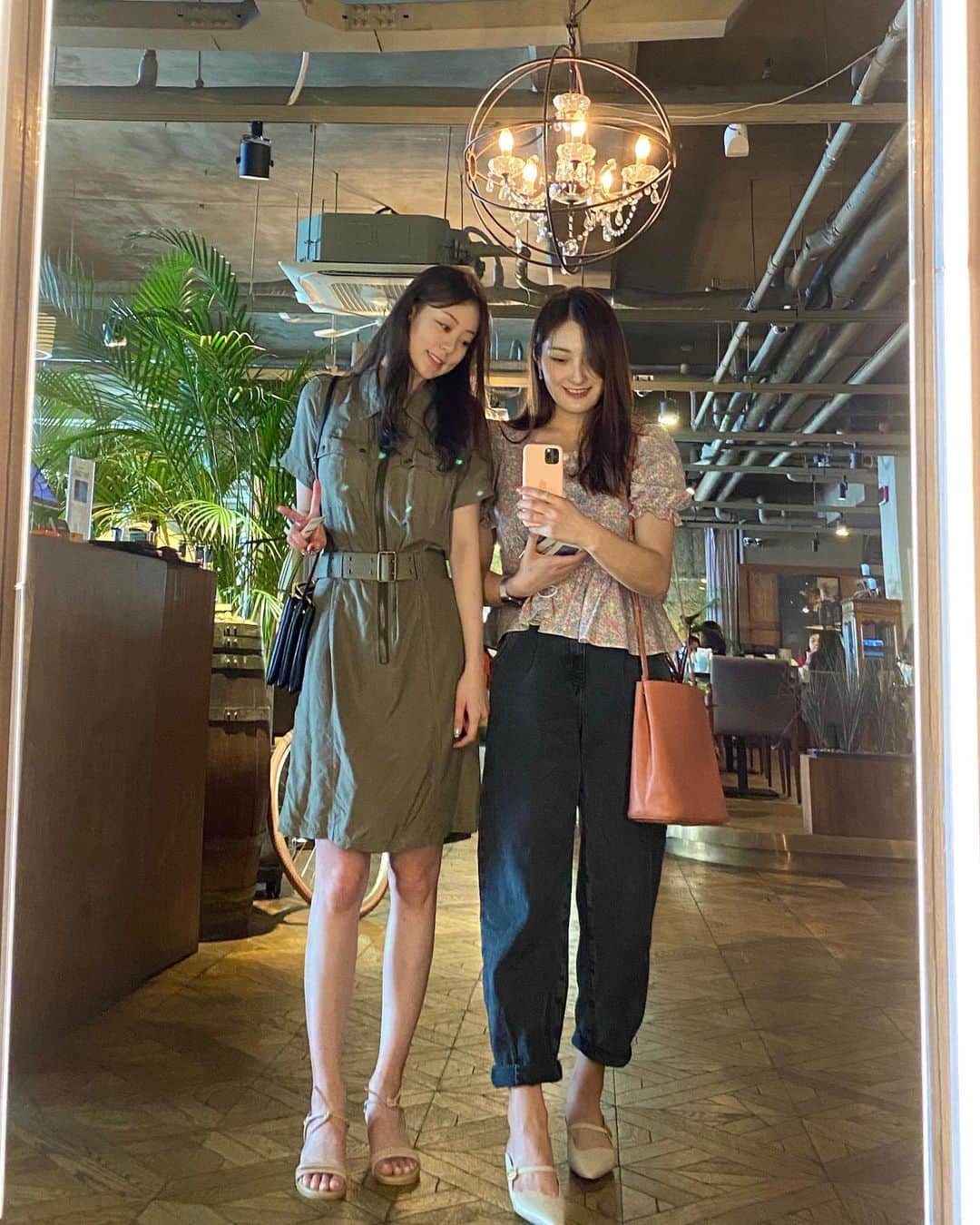 郭珉整のインスタグラム：「처음 와본  요즘 핫하다는  #스케줄청담 #핫플 #거울샷 #호정아 #우리 #185? ㅋㅋㅋ」