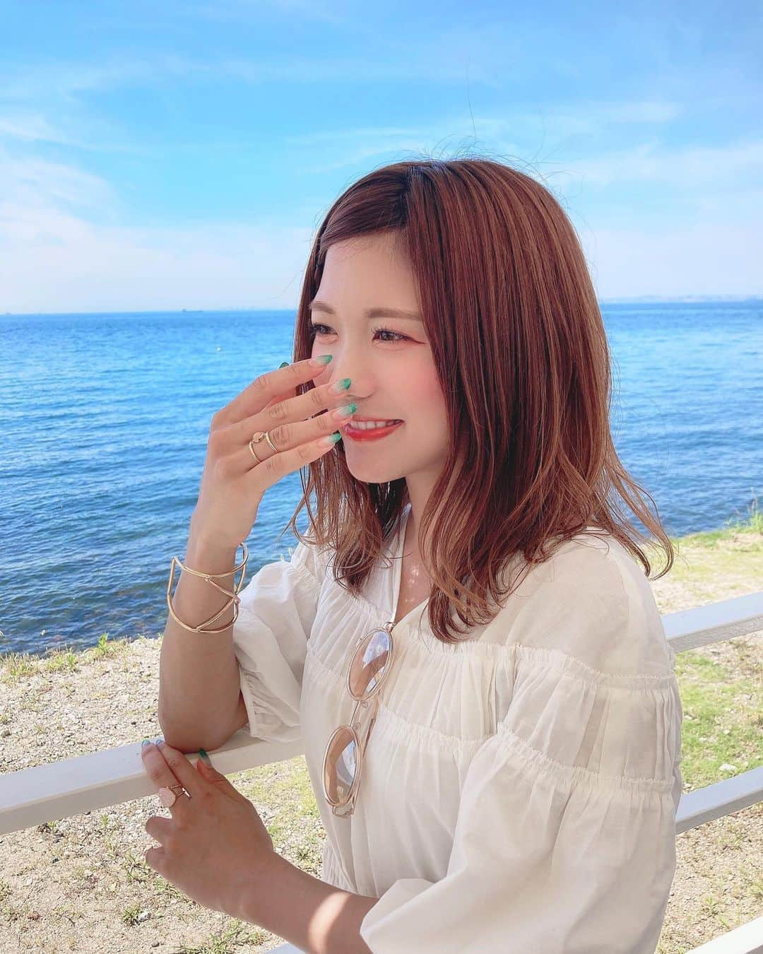 海江田麻貴さんのインスタグラム写真 - (海江田麻貴Instagram)「ㅤㅤㅤ  ㅤㅤㅤ @craftcircus.awaji 🏖💗 今年初うみ🐚🌊 (投稿するとなんでこんなに画質落ちるんやぁ、、🥺) ㅤㅤㅤ ㅤㅤㅤ 淡路島の甘くてシャキシャキの玉ねぎたっぷりの おーーーっきな島ピザ美味しかった😋🍕♥️ 青い空と海の目の前だから一層美味でした🥰  ㅤㅤㅤ いちにちかけて淡路島満喫してきたので いっぱい投稿してもいいですか🦋💓 ㅤㅤㅤ  ㅤㅤㅤ ジュディとのツーショもお気に入りの いっぱいやまた載せよ👭💗 ㅤㅤㅤ  ㅤㅤㅤ  ㅤㅤㅤ #淡路島 #あわじしま #awaji #awajishima #クラフトサーカス #craftcircus #淡路 #あわじ #sea #seaview #うみ #海 #beach #summervibes #summertime #summer2020 #白ワンピ #コットンワンピ #デコだし #島ピザ #pizza #cheesepizza #淡路島カフェ #淡路島旅行 #淡路島ランチ #淡路島グルメ #blueocean #青空 #japanesegirl #ニジゲンノモリ」6月27日 22時39分 - _makiii0924_