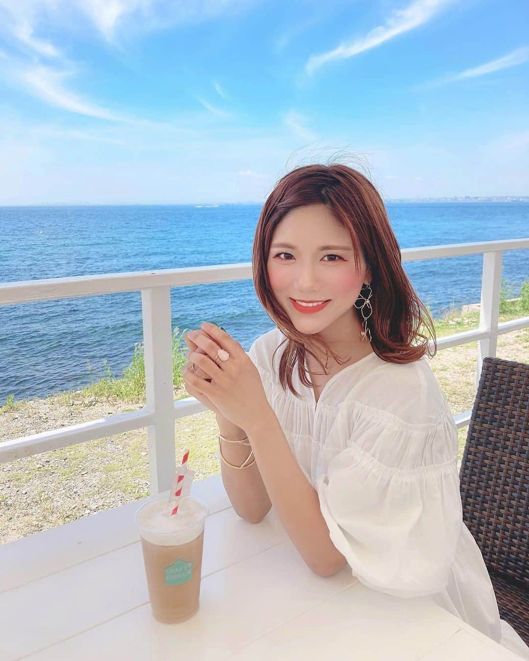 海江田麻貴さんのインスタグラム写真 - (海江田麻貴Instagram)「ㅤㅤㅤ  ㅤㅤㅤ @craftcircus.awaji 🏖💗 今年初うみ🐚🌊 (投稿するとなんでこんなに画質落ちるんやぁ、、🥺) ㅤㅤㅤ ㅤㅤㅤ 淡路島の甘くてシャキシャキの玉ねぎたっぷりの おーーーっきな島ピザ美味しかった😋🍕♥️ 青い空と海の目の前だから一層美味でした🥰  ㅤㅤㅤ いちにちかけて淡路島満喫してきたので いっぱい投稿してもいいですか🦋💓 ㅤㅤㅤ  ㅤㅤㅤ ジュディとのツーショもお気に入りの いっぱいやまた載せよ👭💗 ㅤㅤㅤ  ㅤㅤㅤ  ㅤㅤㅤ #淡路島 #あわじしま #awaji #awajishima #クラフトサーカス #craftcircus #淡路 #あわじ #sea #seaview #うみ #海 #beach #summervibes #summertime #summer2020 #白ワンピ #コットンワンピ #デコだし #島ピザ #pizza #cheesepizza #淡路島カフェ #淡路島旅行 #淡路島ランチ #淡路島グルメ #blueocean #青空 #japanesegirl #ニジゲンノモリ」6月27日 22時39分 - _makiii0924_