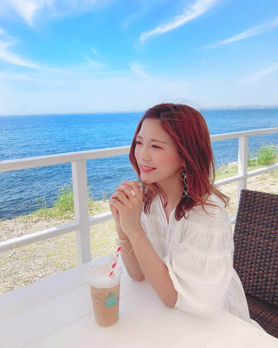 海江田麻貴さんのインスタグラム写真 - (海江田麻貴Instagram)「ㅤㅤㅤ  ㅤㅤㅤ @craftcircus.awaji 🏖💗 今年初うみ🐚🌊 (投稿するとなんでこんなに画質落ちるんやぁ、、🥺) ㅤㅤㅤ ㅤㅤㅤ 淡路島の甘くてシャキシャキの玉ねぎたっぷりの おーーーっきな島ピザ美味しかった😋🍕♥️ 青い空と海の目の前だから一層美味でした🥰  ㅤㅤㅤ いちにちかけて淡路島満喫してきたので いっぱい投稿してもいいですか🦋💓 ㅤㅤㅤ  ㅤㅤㅤ ジュディとのツーショもお気に入りの いっぱいやまた載せよ👭💗 ㅤㅤㅤ  ㅤㅤㅤ  ㅤㅤㅤ #淡路島 #あわじしま #awaji #awajishima #クラフトサーカス #craftcircus #淡路 #あわじ #sea #seaview #うみ #海 #beach #summervibes #summertime #summer2020 #白ワンピ #コットンワンピ #デコだし #島ピザ #pizza #cheesepizza #淡路島カフェ #淡路島旅行 #淡路島ランチ #淡路島グルメ #blueocean #青空 #japanesegirl #ニジゲンノモリ」6月27日 22時39分 - _makiii0924_