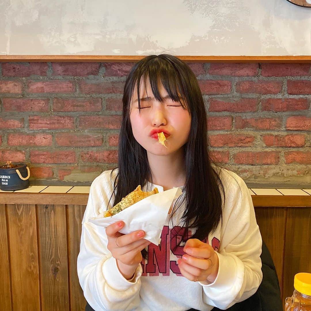 出口結菜さんのインスタグラム写真 - (出口結菜Instagram)「《🐙#堀江　#hisandwich》﻿ ﻿ 🥪mash baby（¥980）﻿ 🧀miss chowder（¥1100）﻿ ﻿ ﻿ ﻿ ずっと食べたかったサンドウィッチ🧀♥️﻿ ﻿ ﻿ え、、、、。﻿ ﻿ ﻿ これは。。。。。。。。﻿ ﻿ ﻿ ﻿ ほんまに美味しい。。。﻿ ﻿ ﻿ ﻿ ﻿ ﻿ チーーーーーーーーーズ、﻿ めっちゃ伸びる。。。🤤🤤🤤🤤🤤🤤🤤﻿ ﻿ ﻿ ﻿ だけじゃない！！﻿ ﻿ ﻿ 中の具材がたくさん入ってるし、﻿ バターもめっちゃ効いてて美味しいの。😍😍😍﻿ ﻿ ﻿ ﻿ ベーコンも脂っこくない美味しい油っぽさで﻿ ﻿ 何よりパンがサクサクで、﻿ どこかぶりついても美味しい✌️✌️✌️💗﻿ ﻿ ﻿ ﻿ 難波駅からは結構あるくしどこー！！！﻿ ってなったけど﻿ ﻿ ﻿ これは﻿ 歩くべし❕﻿ 並ぶべし❕❕﻿ テイクアウトするべし❕❕❕﻿ ﻿ ﻿ \今までのサンドウィッチでNo. 1/﻿ ﻿ ﻿ ﻿ ﻿ ﻿ ﻿ ﻿ ﻿ _____________________________________________________﻿ ﻿ ❤️ 大阪府大阪市西区南堀江4-19-6 ﻿ 💗西長堀駅から🚶‍♀️2分/難波駅から🚶‍♀️30分﻿ 💛11時〜17時﻿ 💚定休日:月曜日﻿ 💙8席ぐらい（4.5グループ）﻿ _____________________________________________________﻿ ﻿ ﻿ #ハイサンドウィッチ #サンドウィッチ #🥪 #難波 #南堀江 #sandwich  #堀江カフェ #堀江ランチ #南堀江カフェ #南堀江ランチ #なんば #難波カフェ #難波ランチ #難波グルメ #関西グルメ  #チーズ #チーズ好き #🧀 #雨の日 #カフェ巡り #グルメ  #food #yummy #goodfood #foodstagram #食べ物 #食べ物記録  #ラビグルメ」6月27日 22時40分 - yui_laby0622