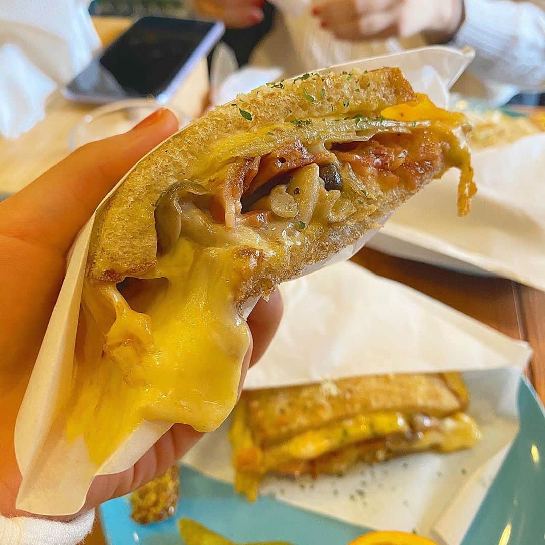 出口結菜さんのインスタグラム写真 - (出口結菜Instagram)「《🐙#堀江　#hisandwich》﻿ ﻿ 🥪mash baby（¥980）﻿ 🧀miss chowder（¥1100）﻿ ﻿ ﻿ ﻿ ずっと食べたかったサンドウィッチ🧀♥️﻿ ﻿ ﻿ え、、、、。﻿ ﻿ ﻿ これは。。。。。。。。﻿ ﻿ ﻿ ﻿ ほんまに美味しい。。。﻿ ﻿ ﻿ ﻿ ﻿ ﻿ チーーーーーーーーーズ、﻿ めっちゃ伸びる。。。🤤🤤🤤🤤🤤🤤🤤﻿ ﻿ ﻿ ﻿ だけじゃない！！﻿ ﻿ ﻿ 中の具材がたくさん入ってるし、﻿ バターもめっちゃ効いてて美味しいの。😍😍😍﻿ ﻿ ﻿ ﻿ ベーコンも脂っこくない美味しい油っぽさで﻿ ﻿ 何よりパンがサクサクで、﻿ どこかぶりついても美味しい✌️✌️✌️💗﻿ ﻿ ﻿ ﻿ 難波駅からは結構あるくしどこー！！！﻿ ってなったけど﻿ ﻿ ﻿ これは﻿ 歩くべし❕﻿ 並ぶべし❕❕﻿ テイクアウトするべし❕❕❕﻿ ﻿ ﻿ \今までのサンドウィッチでNo. 1/﻿ ﻿ ﻿ ﻿ ﻿ ﻿ ﻿ ﻿ ﻿ _____________________________________________________﻿ ﻿ ❤️ 大阪府大阪市西区南堀江4-19-6 ﻿ 💗西長堀駅から🚶‍♀️2分/難波駅から🚶‍♀️30分﻿ 💛11時〜17時﻿ 💚定休日:月曜日﻿ 💙8席ぐらい（4.5グループ）﻿ _____________________________________________________﻿ ﻿ ﻿ #ハイサンドウィッチ #サンドウィッチ #🥪 #難波 #南堀江 #sandwich  #堀江カフェ #堀江ランチ #南堀江カフェ #南堀江ランチ #なんば #難波カフェ #難波ランチ #難波グルメ #関西グルメ  #チーズ #チーズ好き #🧀 #雨の日 #カフェ巡り #グルメ  #food #yummy #goodfood #foodstagram #食べ物 #食べ物記録  #ラビグルメ」6月27日 22時40分 - yui_laby0622