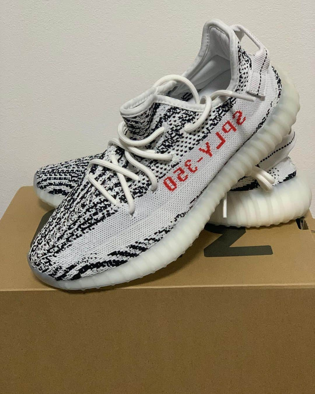 遠藤渓太のインスタグラム：「YEEZY BOOST 350 V2 WHITE👟🏅 @adidas  @adidastokyo」