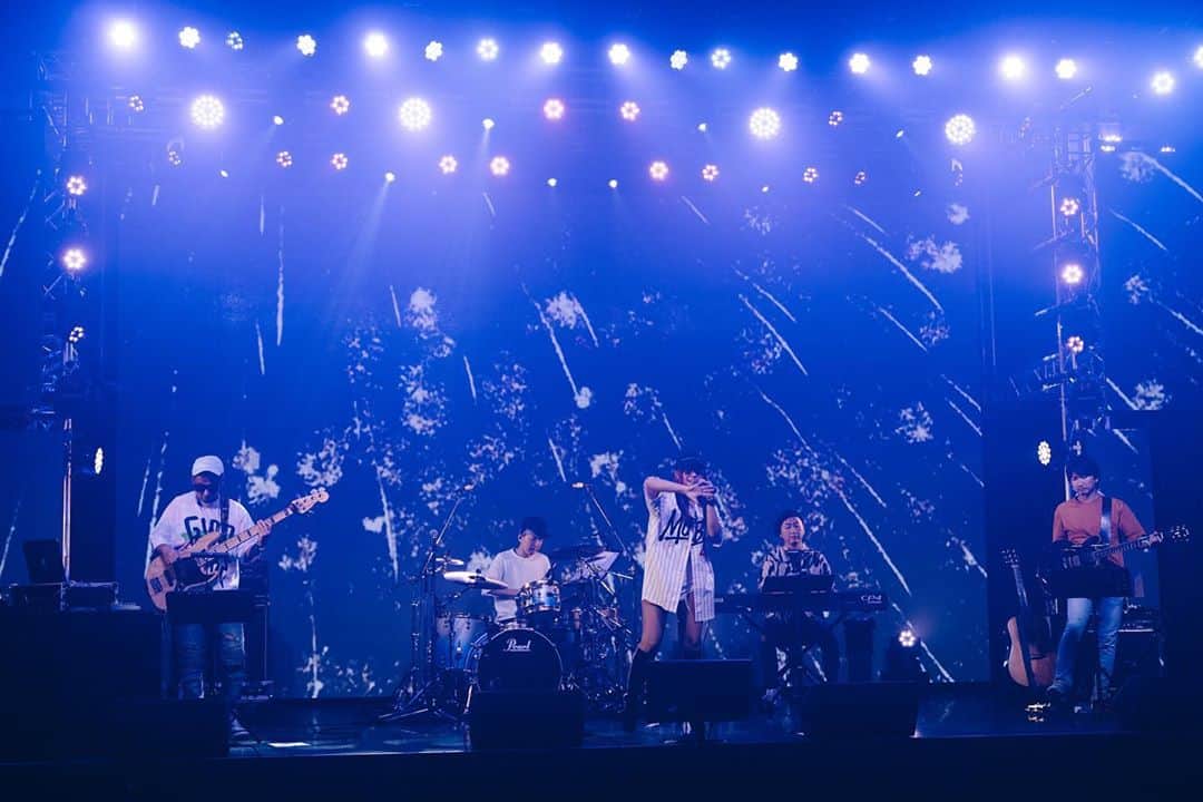 NAUGHTY BO-Zのインスタグラム：「音楽やってて20年ぐらい経つけど、初めて配信ワンマンライブをしました。 . 当たり前だけど目の前にお客さんいない、曲終わっても拍手ない、フロアに荷物置きっぱでもOK（意外と楽w）、開演10分前までリハできる（最高）、と数え上げたらキリがないほど新鮮でした。 . でもコメントでリアルタイムにみんなの心の声が聞けるは面白かったなあ。 . あーこの曲の時にはこういう事思ってるんだあとかさ、意外とわからないじゃん？？ . スクリーンの演出もあんまりやった事なかったから高まりました🙆‍♂️ . 次回は8月にダンサーと、9月はアコースティックでやるよ！！ . #配信ライブ #無観客ライブ #テレビ収録みたいな気分 #幻夏夢物語 #MAYS #アーカイブ3日間残るから楽しんでね🤭」