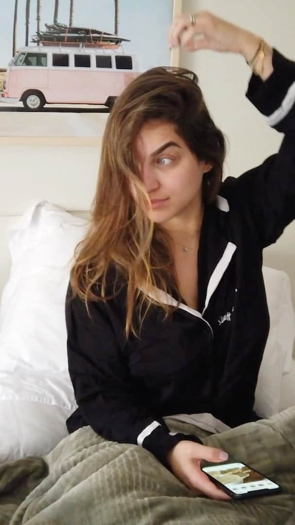 Bruna Unzuetaのインスタグラム：「✨To apegada nesse videozinho reaaaal! Amei gravar um pouco da minha rotina aqui pra vocês. Perceberam que eu não largo mais a linha Cicaplast da @larocheposaybr ,né? Tanto o Cicaplast Baume B5 e o Lábios são meus xodós. ❤️ Amo tudo o que eles proporcionam pra minha pele. O Baume B5 tem um cuidado multirreparador com tripla ação: acalma, repara e hidrata a pele e você pode usar ele em qualquer lugar do corpo. E o Cicaplast Lábios têm 5% de Pantenol e Manteiga de Karité, que proporcionam alívio imediato, prevenindo até as rachaduras recorrentes por até 12h. E claro, consulte sempre seu dermato! @drogaraiaoficial #publi #CicaplastTodoDia #CicaplastBaumeB5 #CicaplastLabios #LaRochePosayBr」