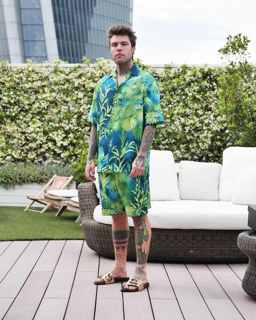 ジャンニヴェルサーチさんのインスタグラム写真 - (ジャンニヴェルサーチInstagram)「Donatella Approved: @fedez photographed wearing a look from the men’s #VersaceSS20 Collection, styled by @donatella_versace as part of the #DVTV series. #DateWithDonatella」6月27日 22時50分 - versace