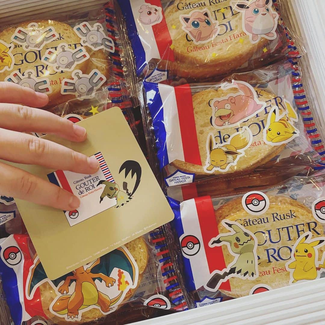 畑野ひろ子のインスタグラム：「パパが頂いてきたお菓子#gateaufestaharada のポケモンデザイン😆😆😆 このデザインのラスク初めて見ました！  #ラスク #ガトーフェスタハラダ #ピカチュー」