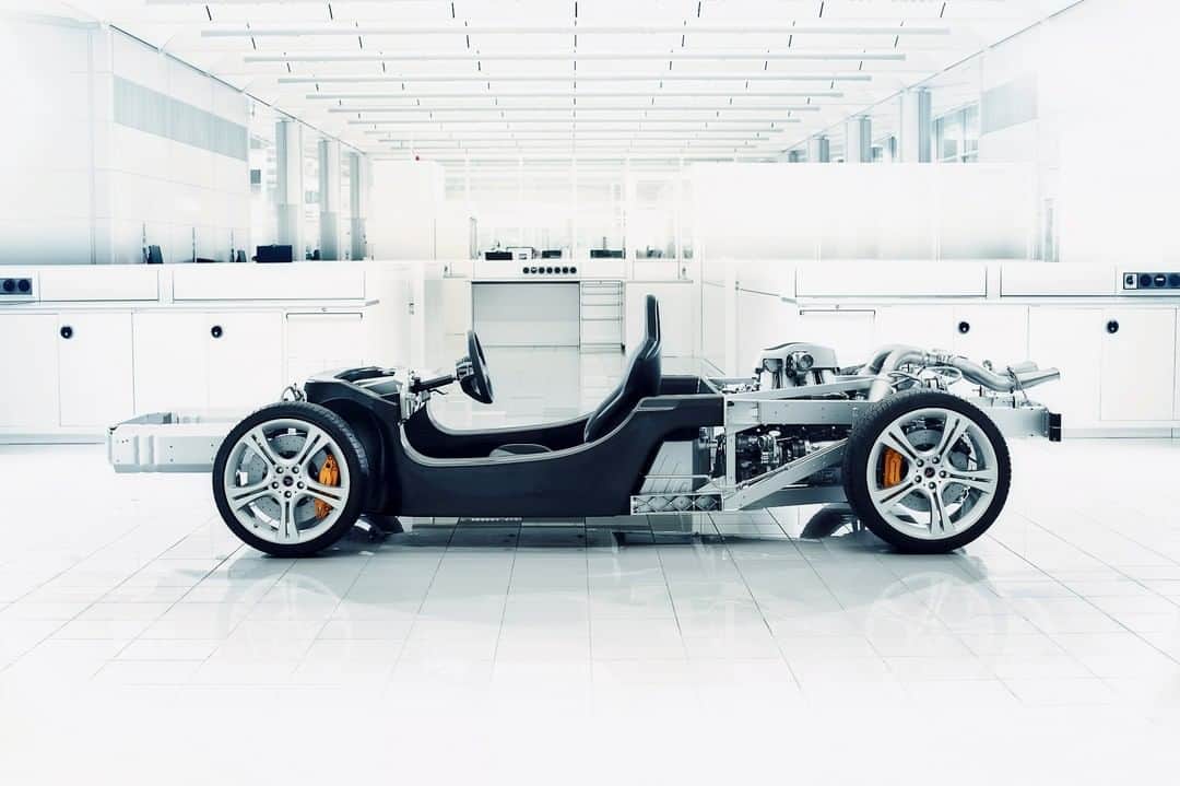 McLaren Automotiveさんのインスタグラム写真 - (McLaren AutomotiveInstagram)「The 12C plays a fascinating part in our carbon-fibre history. The rolling chassis pictured here is our first carbon-fibre Monocell. This would eventually become the production ready 12C Job #1.」6月27日 23時02分 - mclarenauto