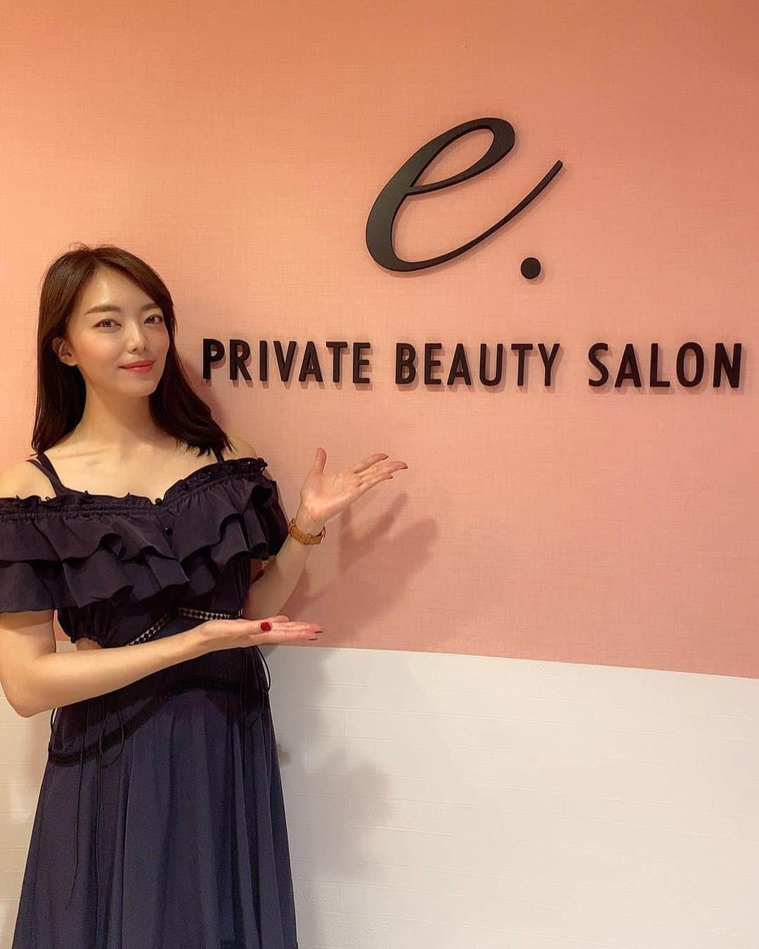 今村仁美さんのインスタグラム写真 - (今村仁美Instagram)「先日、　念願の 【@private.beauty_salon 】 に行ってきました👶✨ #エアーニードレスインジェクター  のおかげで、お肌🌟ぴかぴかになったよ！  蒸気で毛穴を開かせて、 毛穴の汚れをスポイトでスポスポ取り、 高圧ジェットで　#ビタミンC と　#ヒト幹細胞　の美容液をダブル打ち！✨ しかもね、デコルテから、頭の方も贅沢打ちしてくれました💗 ヒト幹細胞で私の細胞も活性化されて終わった後は、ツルピカで、お肌もっちもち！ EMSで、キュッと上がった顔も是非見てください💗 お肌調子良い時は、いつも以上にHAPPYになるねっ✨ また、HAPPYになりにいこーっと🥰 【 @private.beauty_salon 】は、草加駅からすぐです🚆 また、こちらの店舗 【 @e._kitakogane 】最近オープンし、草加店よりも予約が取りやすくオススメみたいです😍💕 早速友達にもオススメした🌟 サロンも可愛かったなあ🤤 . . . #埼玉 #埼玉県#草加#草加駅#草加市#埼玉エステ#エアー注射#針なし注射#ニードレスインジェクター #ビタミンC#リフトアップ#ヒト幹細胞#ヒト幹細胞培養液 #ヒト幹細胞エステ#アラサー#アラフォー#アラフィフ#肌再生#モチモチ肌#毛穴洗浄#毛穴#毛穴の開きなくなります#若返り#最新美容機器#完全個室#お子様連れOK」6月27日 23時06分 - imamura_hi