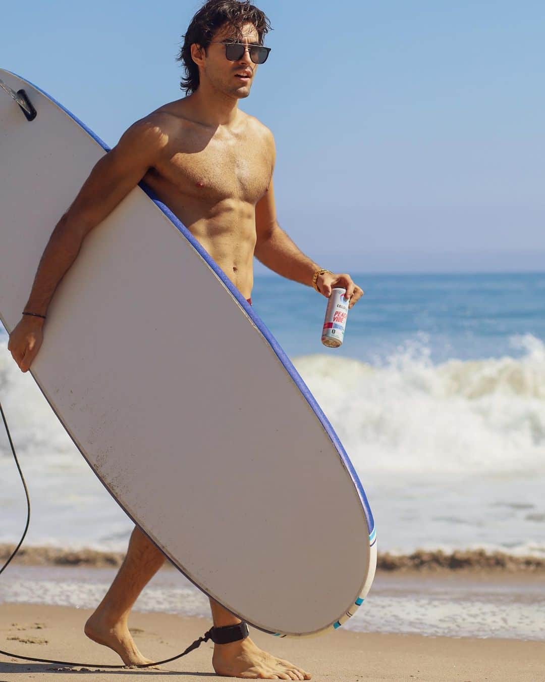 ブレイク・マイケルのインスタグラム：「Surf's up...⁣ Beach days are a perfect way to recharge. Did you know a lack of Vitamin D weakens the bones and may cause some cancers? Get some sunshine, it's an effective way of absorbing vitamin D.⁣ ⁣ Just remember to grab your peach @celsiusofficial... btw this new flavor tastes like those gummi peach rings I used to eat as a kid #celsiuslivefit #celsiusbrandpartner」