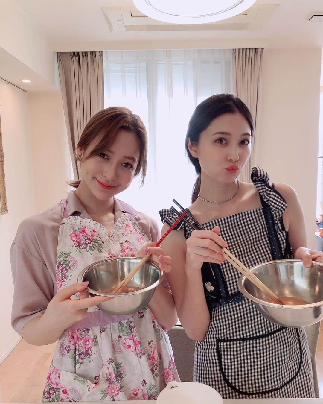 倉岡生夏のインスタグラム：「愛され料理教室💓 ・ ・ ・  モデルの大石絵里さんと @erioishitokyo 💓 野崎萌香さん @moeka_nozaki 💓 がお料理教室に来てくださいました^_^ ・ ・ お料理上手なお2人とヘルシーな鶏料理を作りました💓 女神すぎます。。💓 ・ いつもありがとうございます😊😊 私にとっての癒されタイム。⭐️w ・ ・ ・ ・ #愛され料理教室 #デリスタグラマー #大人可愛い #愛され料理 #クッキングラム #レシピ #エプロン #モデル #delistagrammer  #cookingram  #japanesegirl  #肌が乾くクセを全部やめてみた #モテ #作りました #゙お #f-エフ- #2人 #゙」